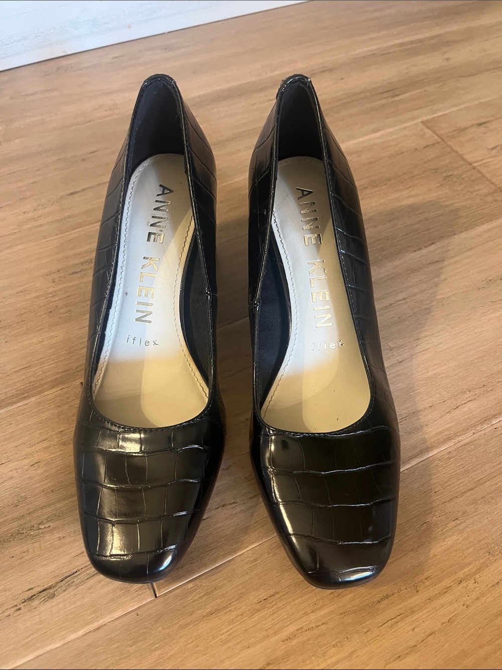 Black Crocodile-embossed Block-heel Pumps Anne Klein iflex 6.5
